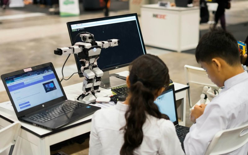 robotic-toy-being-tested-by-the-startup-tech-inventor--r0zqwhf5frverwcapbsw27p4nv3u8zilwss9ul4dqg