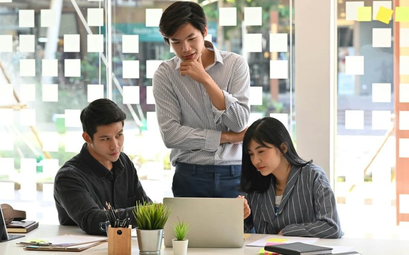 startup-concept-team-of-young-business-analysis-data-in-laptop-computer--r0zqwhf5frverwcapbsw27p4nv3u8zilwss9ul4dqg